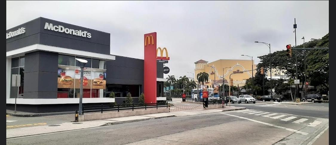 Mega Suite Junto Al San Marino Shopping グアヤキル エクステリア 写真